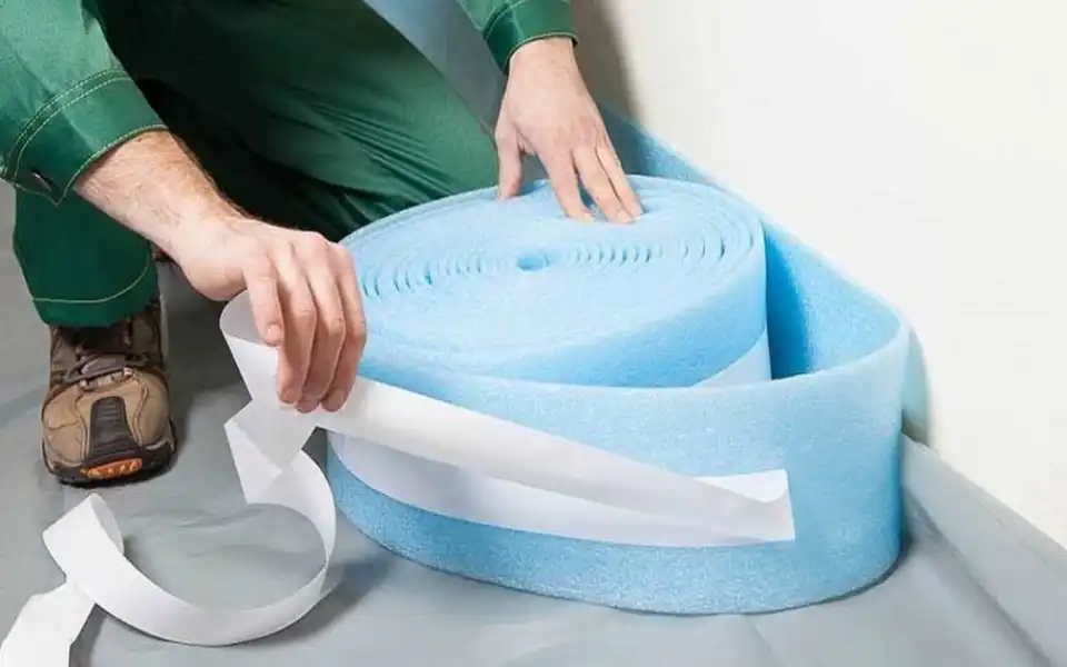 Укладка теплоизоляции и демпферной ленты